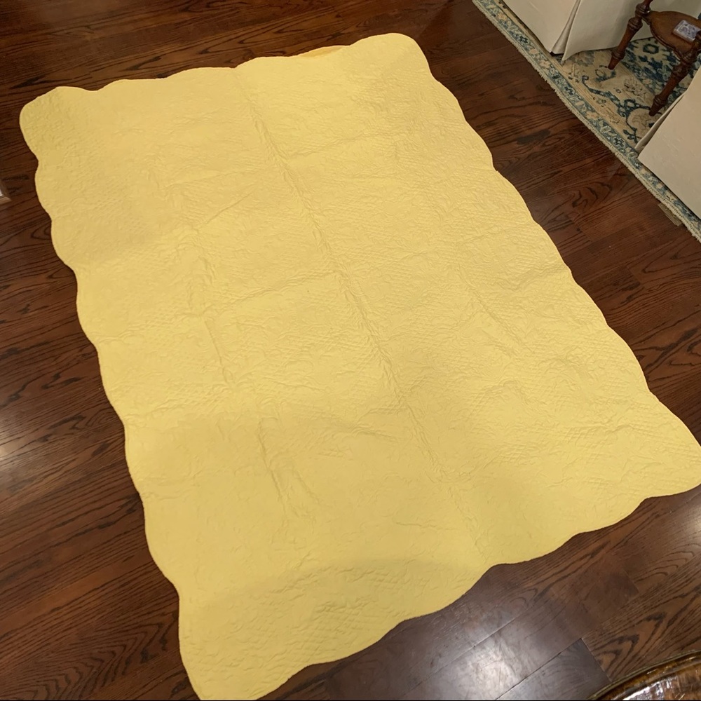 Yellow Twin Scalloped Edge Twin Quilt